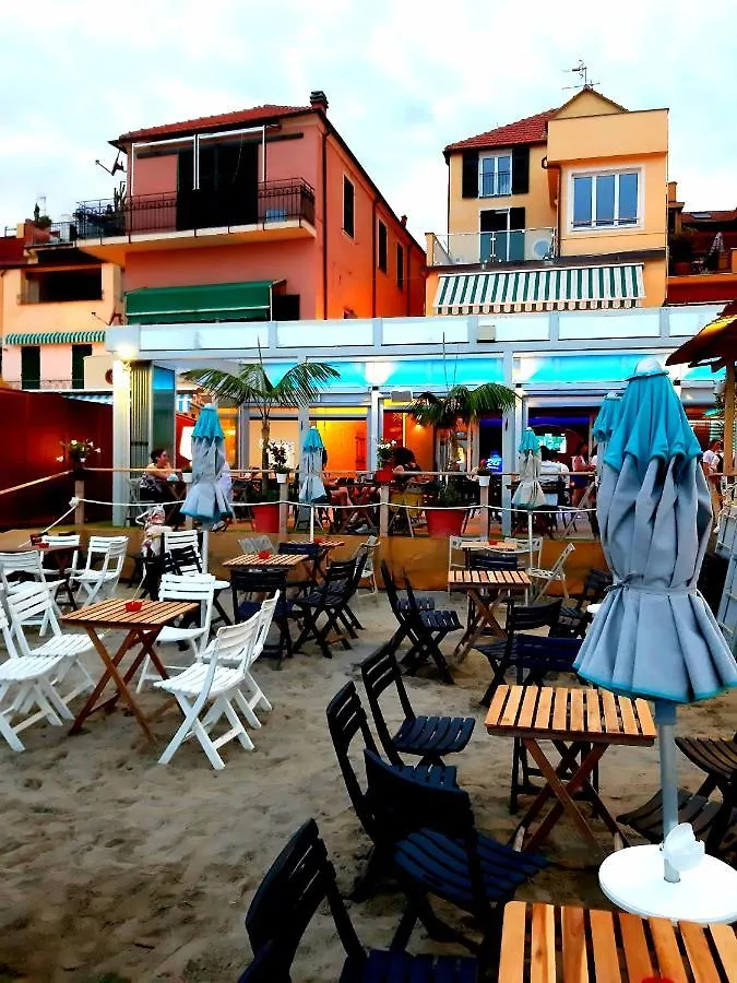Appartamento Fronte Mare Con Terrazzo Zio Αλάσιο Διαμέρισμα